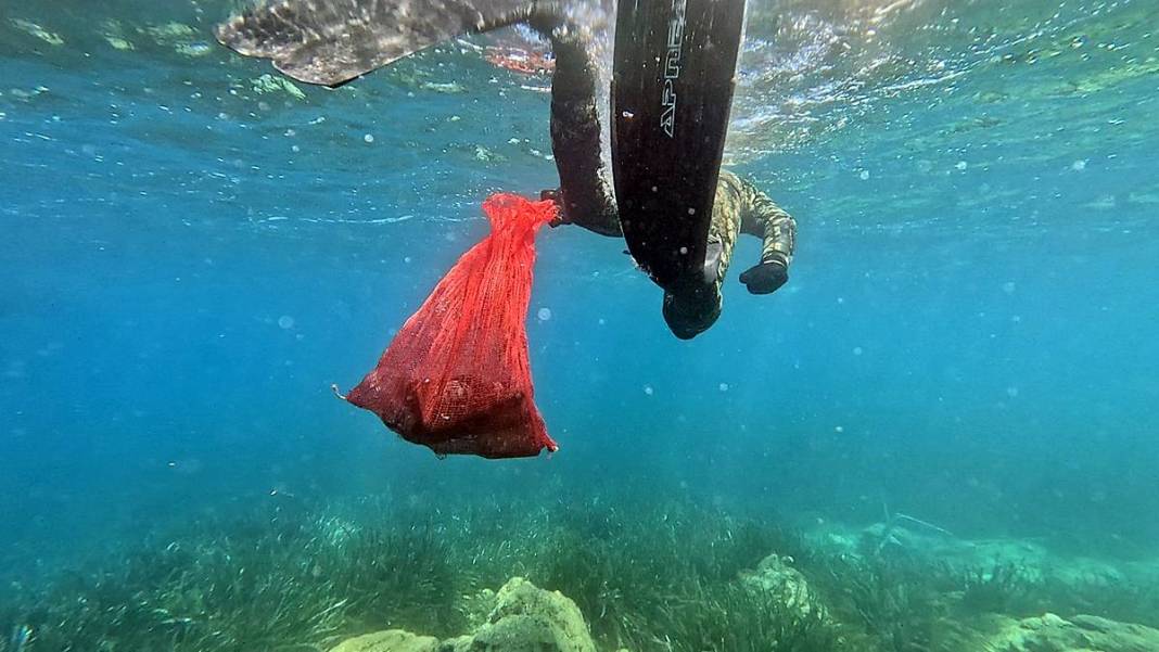 Bunu balıklar yıkansın diye mi denize attın! Deniz dibi temizliğinde 'Pes' dedirten görüntüler... 20